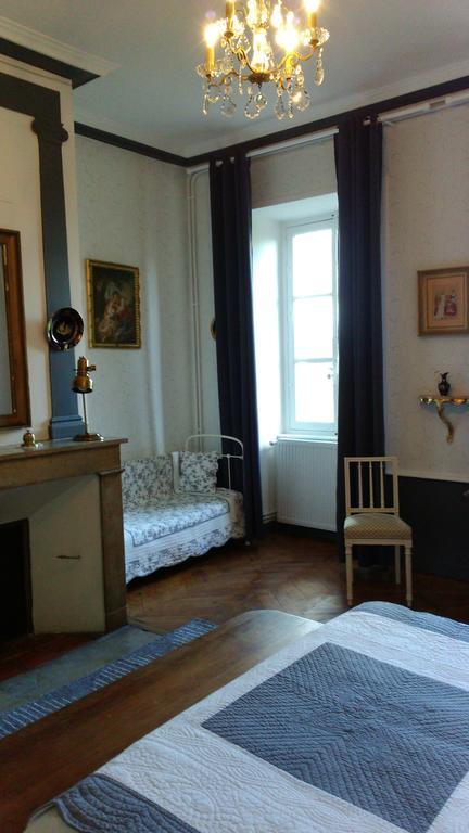 Chateau De Bourrassol Bed & Breakfast Menetrol Exterior photo