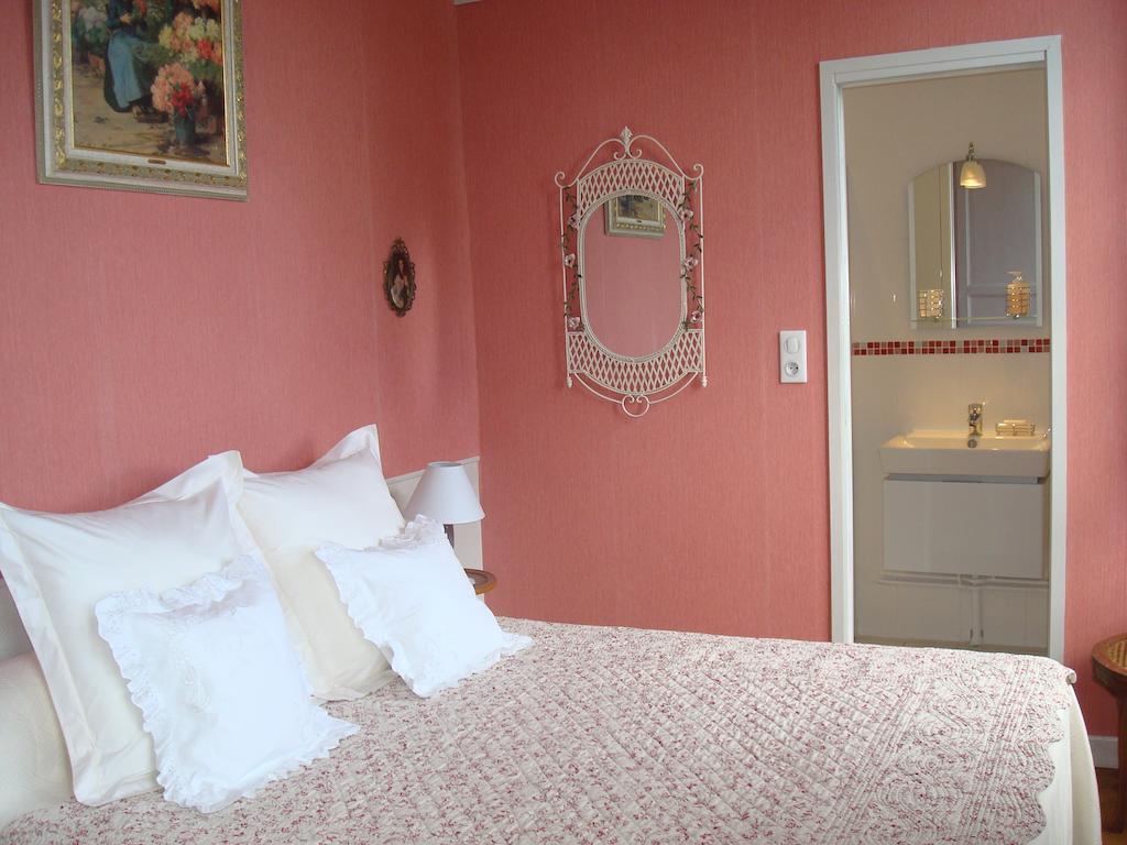Chateau De Bourrassol Bed & Breakfast Menetrol Room photo